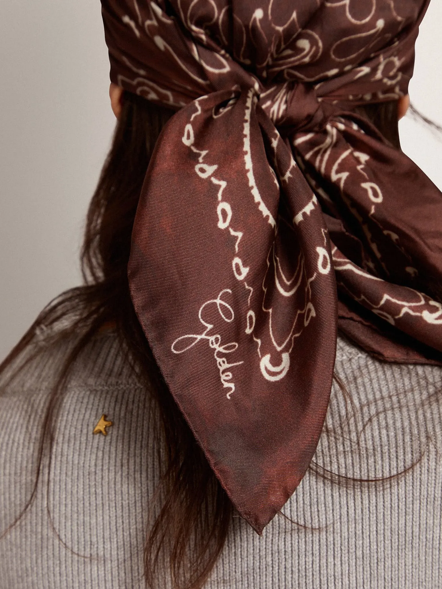 Flash Sale Black-coffee-colored Golden Collection scarf with paisley pattern MULHER Sedas e Echarpes|Beachwear