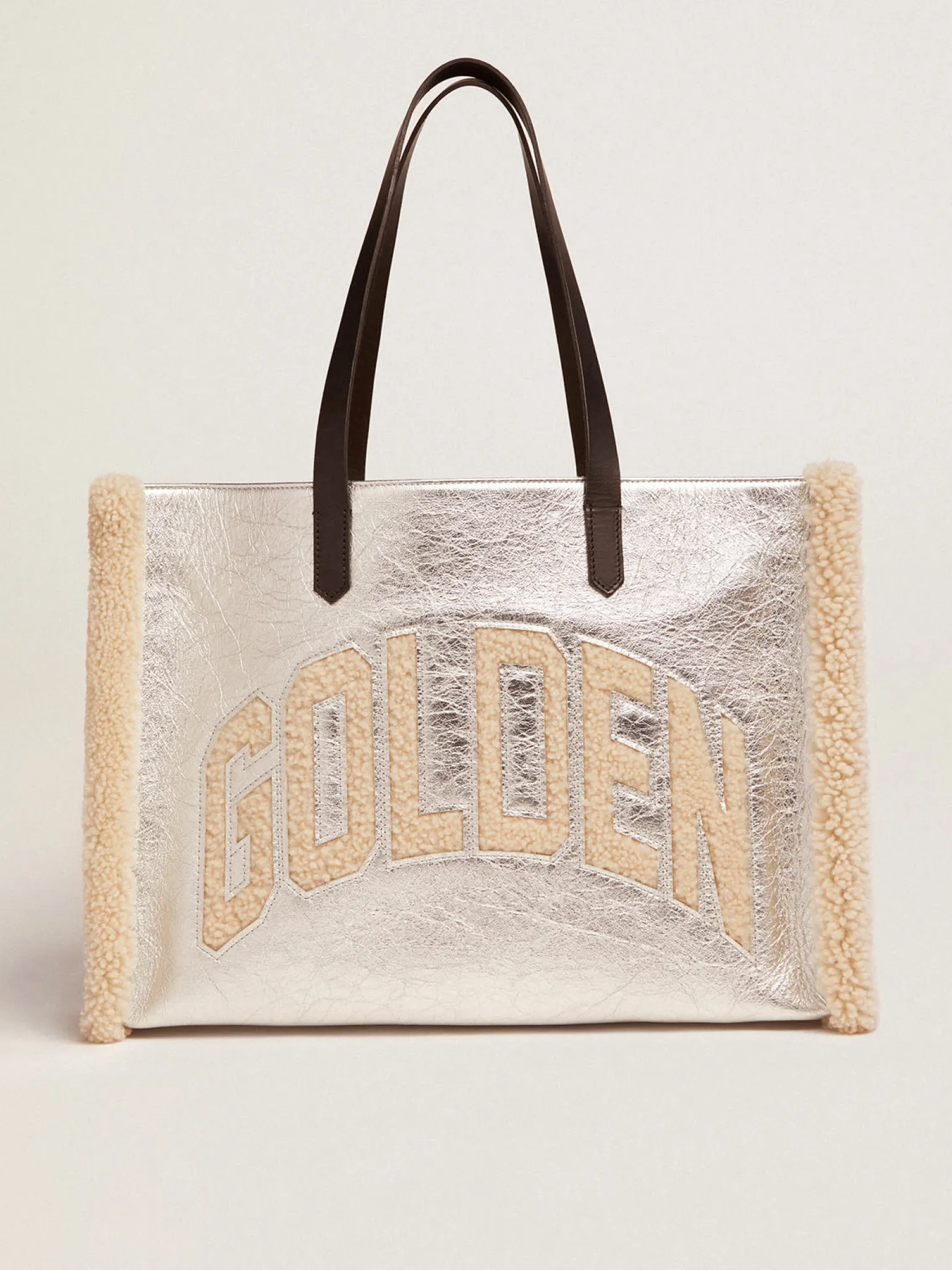 Shop Bolsa California feminina East-West de couro prateado e inserções de lã MULHER Bolsas de ombro|Bolsas de mão