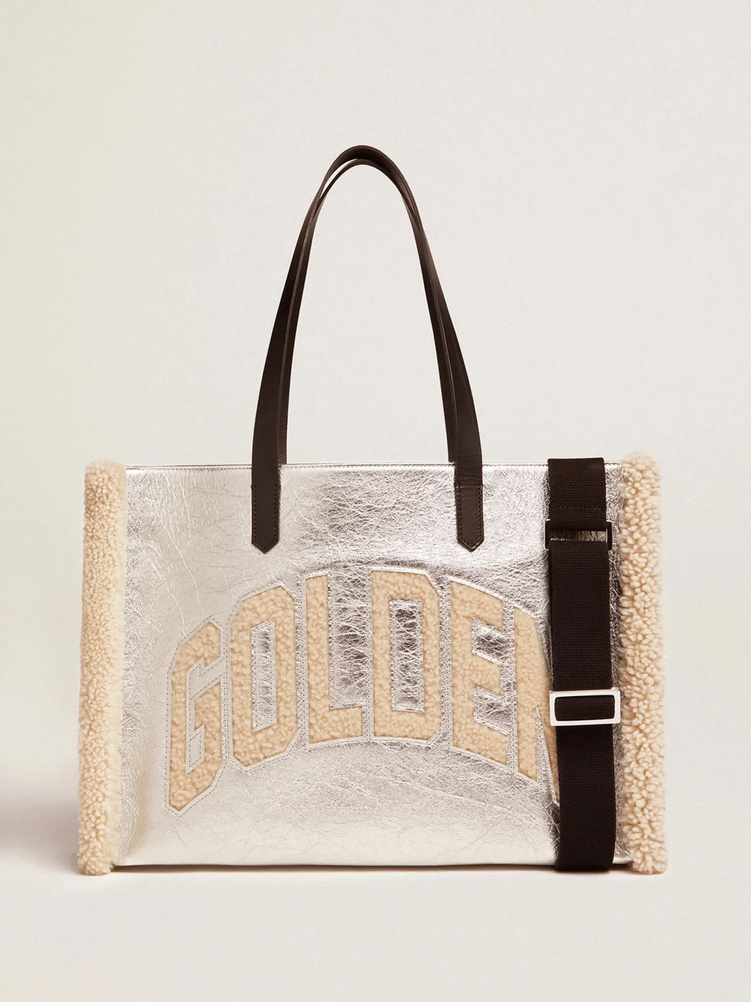 Shop Bolsa California feminina East-West de couro prateado e inserções de lã MULHER Bolsas de ombro|Bolsas de mão