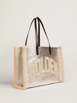 Shop Bolsa California feminina East-West de couro prateado e inserções de lã MULHER Bolsas de ombro|Bolsas de mão