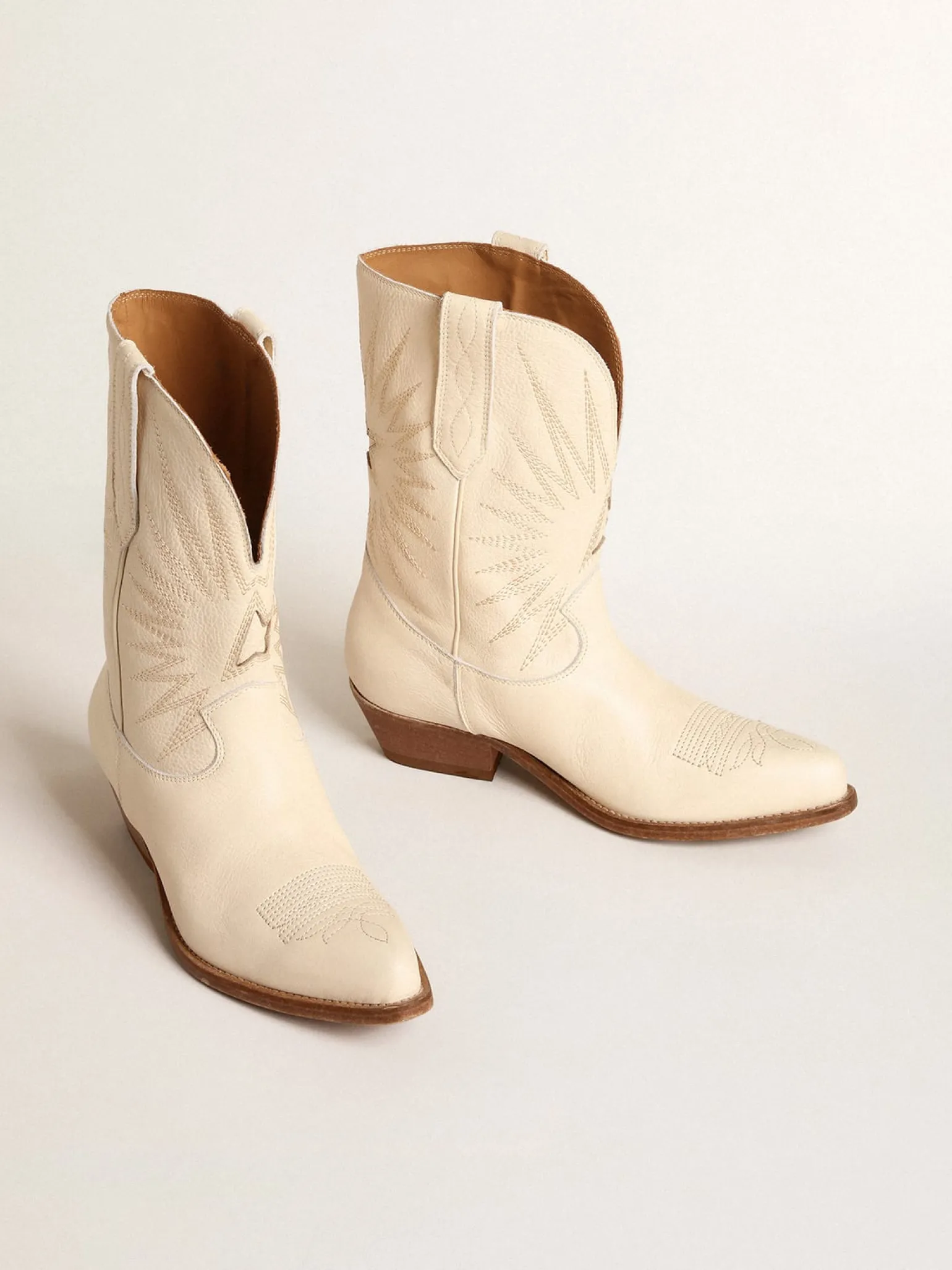 Outlet Botas Wish Star cano baixo de couro na cor creme com estrela embutida MULHER Botas