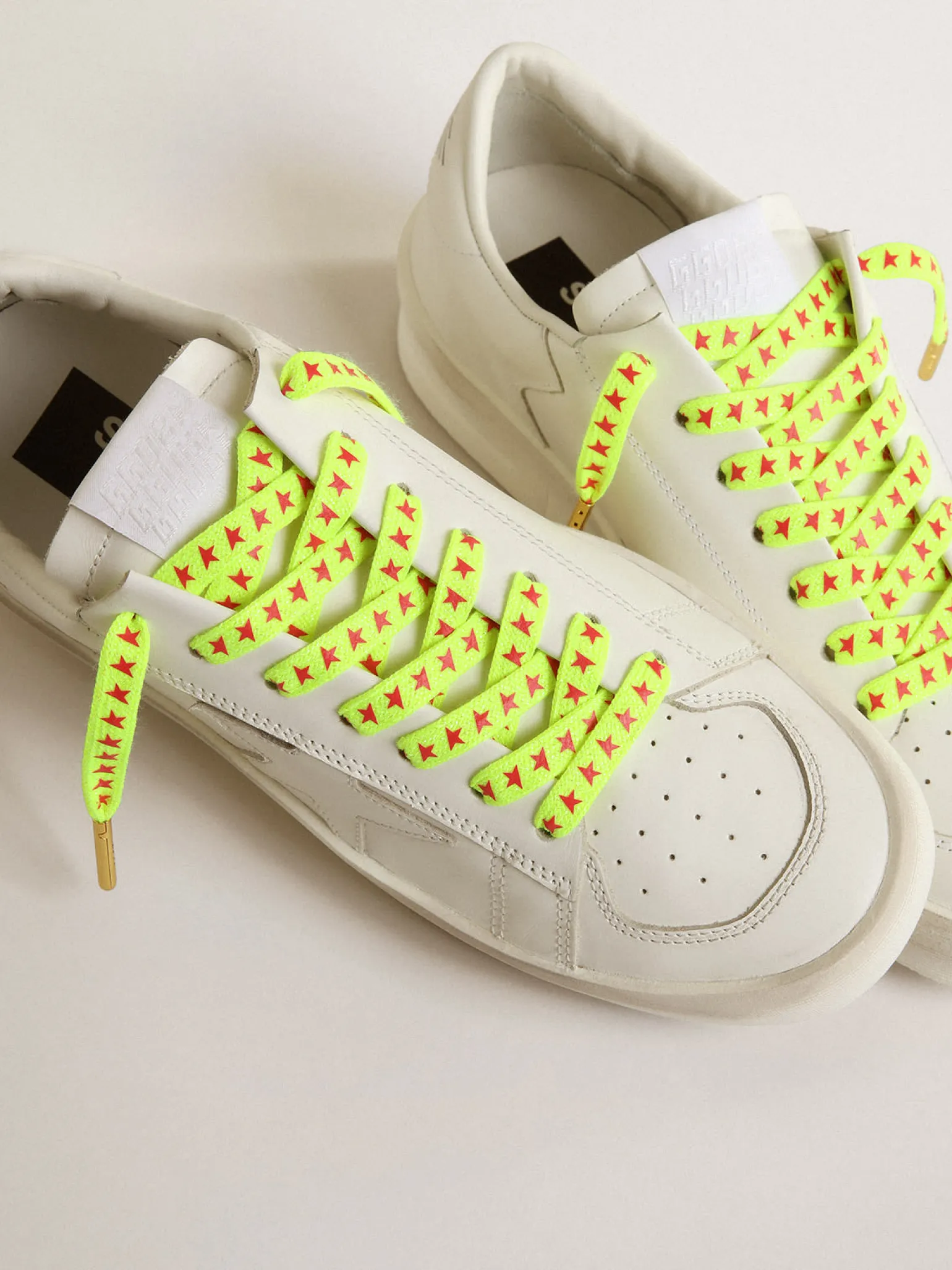 Sale Cadarços amarelos fluorescentes com estrelas laranja em contraste MULHER Cadarços|Cadarços