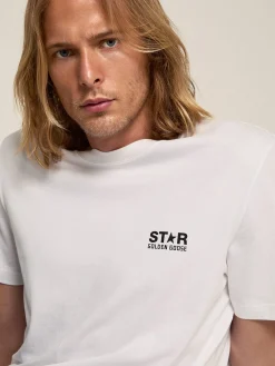 Flash Sale Camiseta branca com logo preto em contraste na frente Camisetas