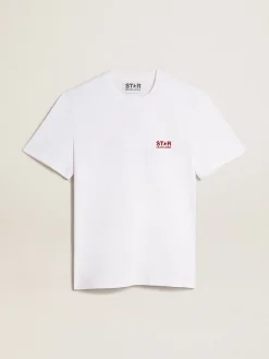 Online Camiseta branca masculina com logo e estrela bordô em contraste Camisetas