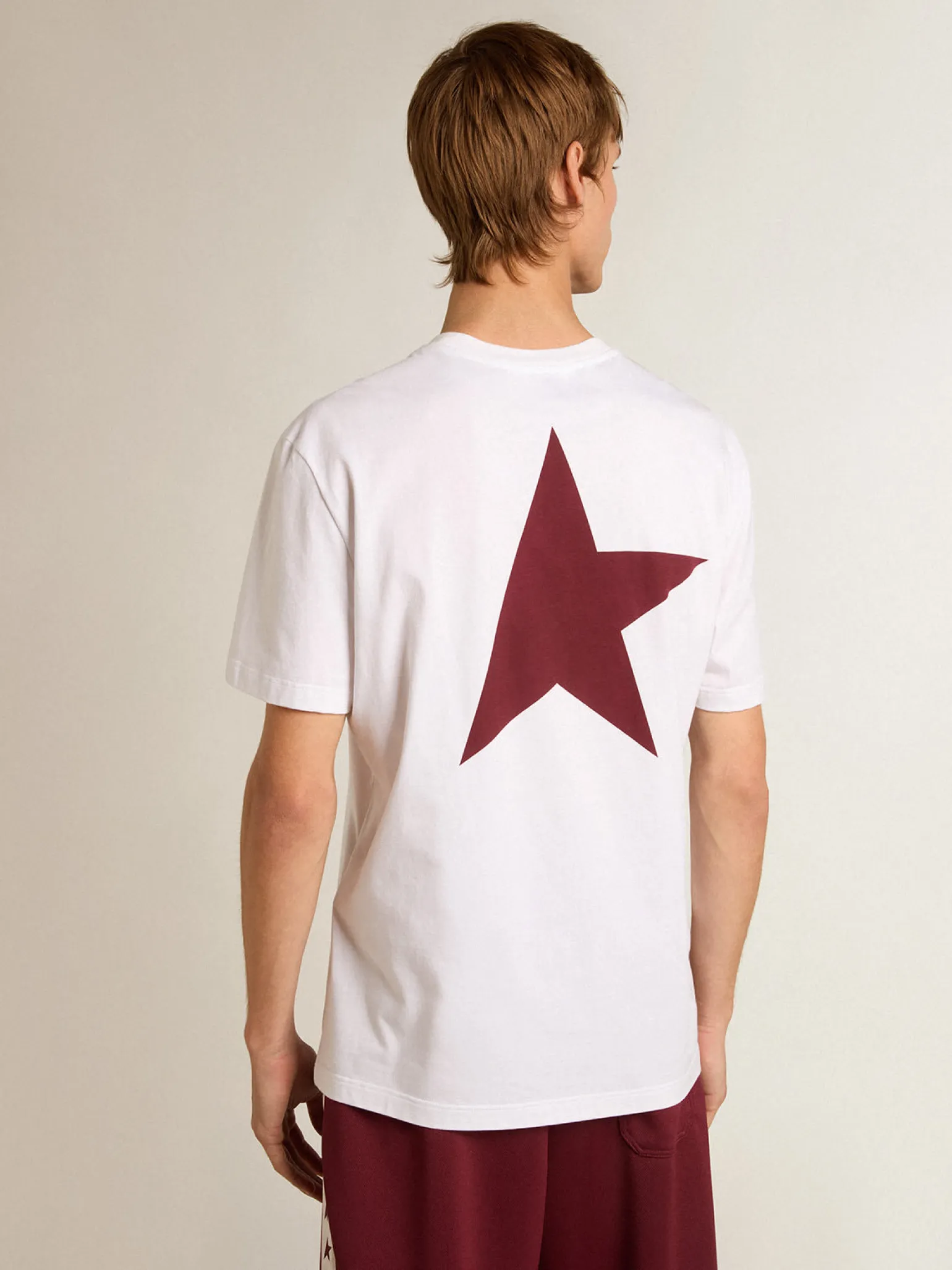 Online Camiseta branca masculina com logo e estrela bordô em contraste Camisetas