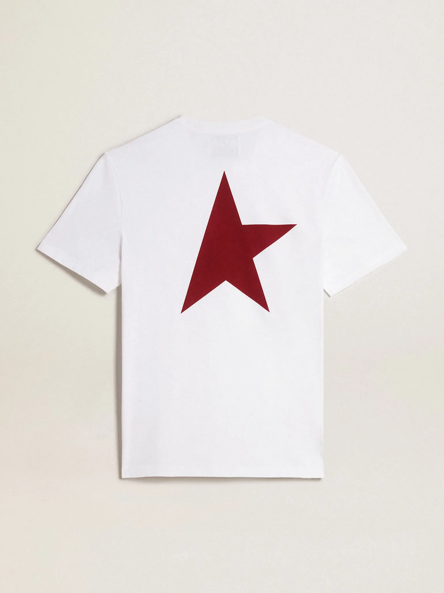 Online Camiseta branca masculina com logo e estrela bordô em contraste Camisetas