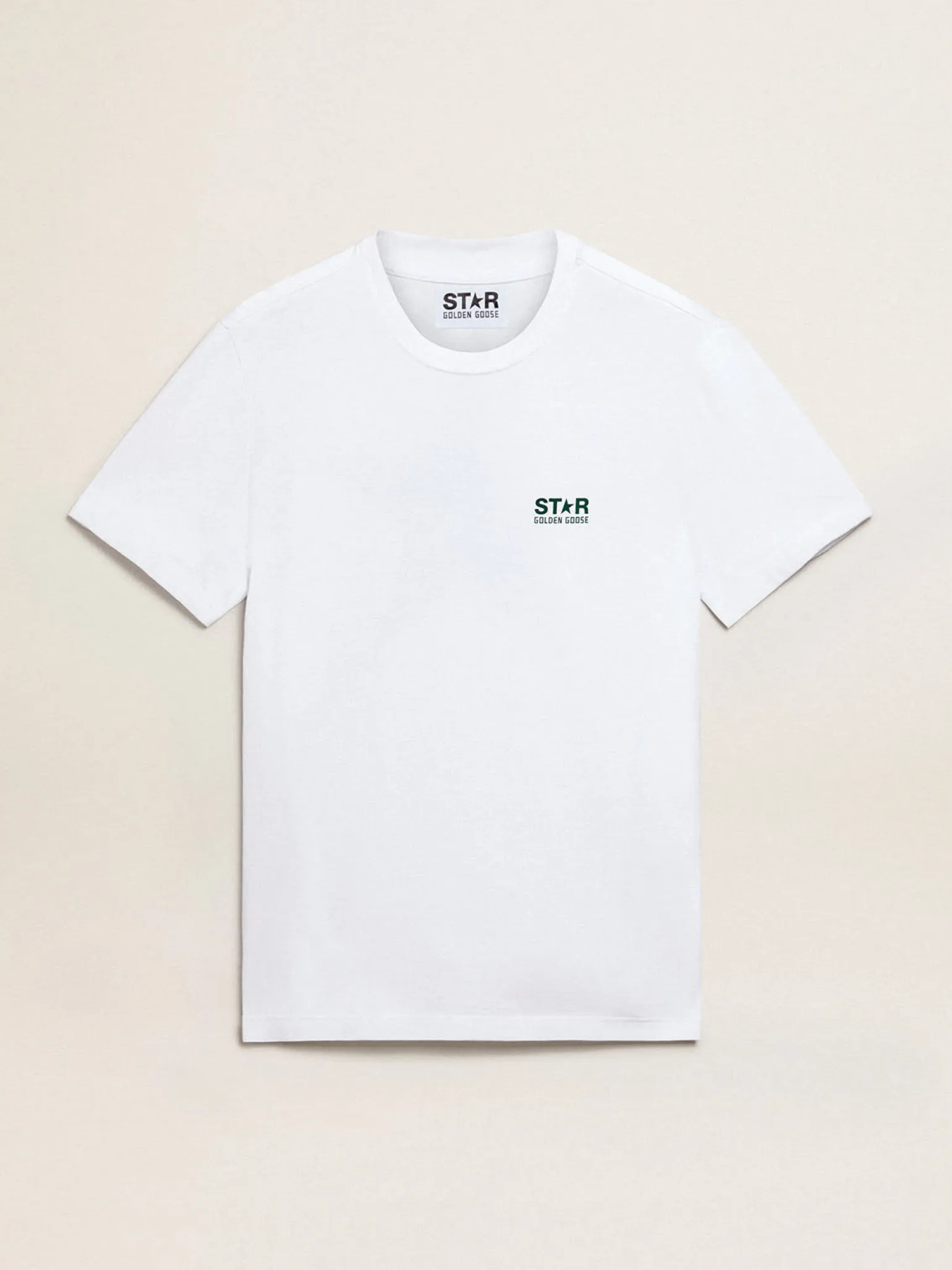 Store Camiseta masculina branca com logo e estrela verdes em contraste Camisetas