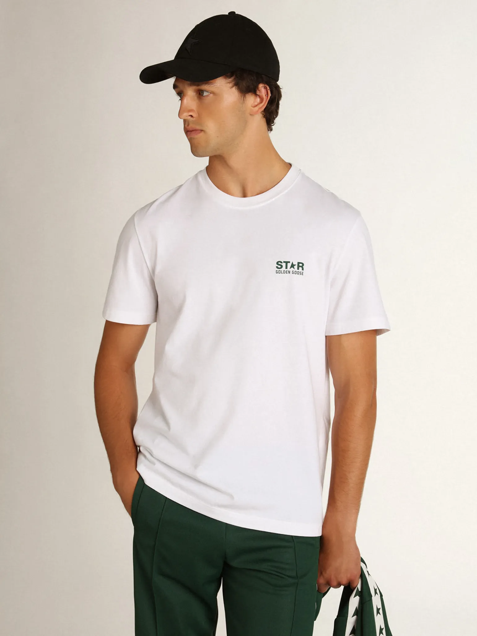 Store Camiseta masculina branca com logo e estrela verdes em contraste Camisetas