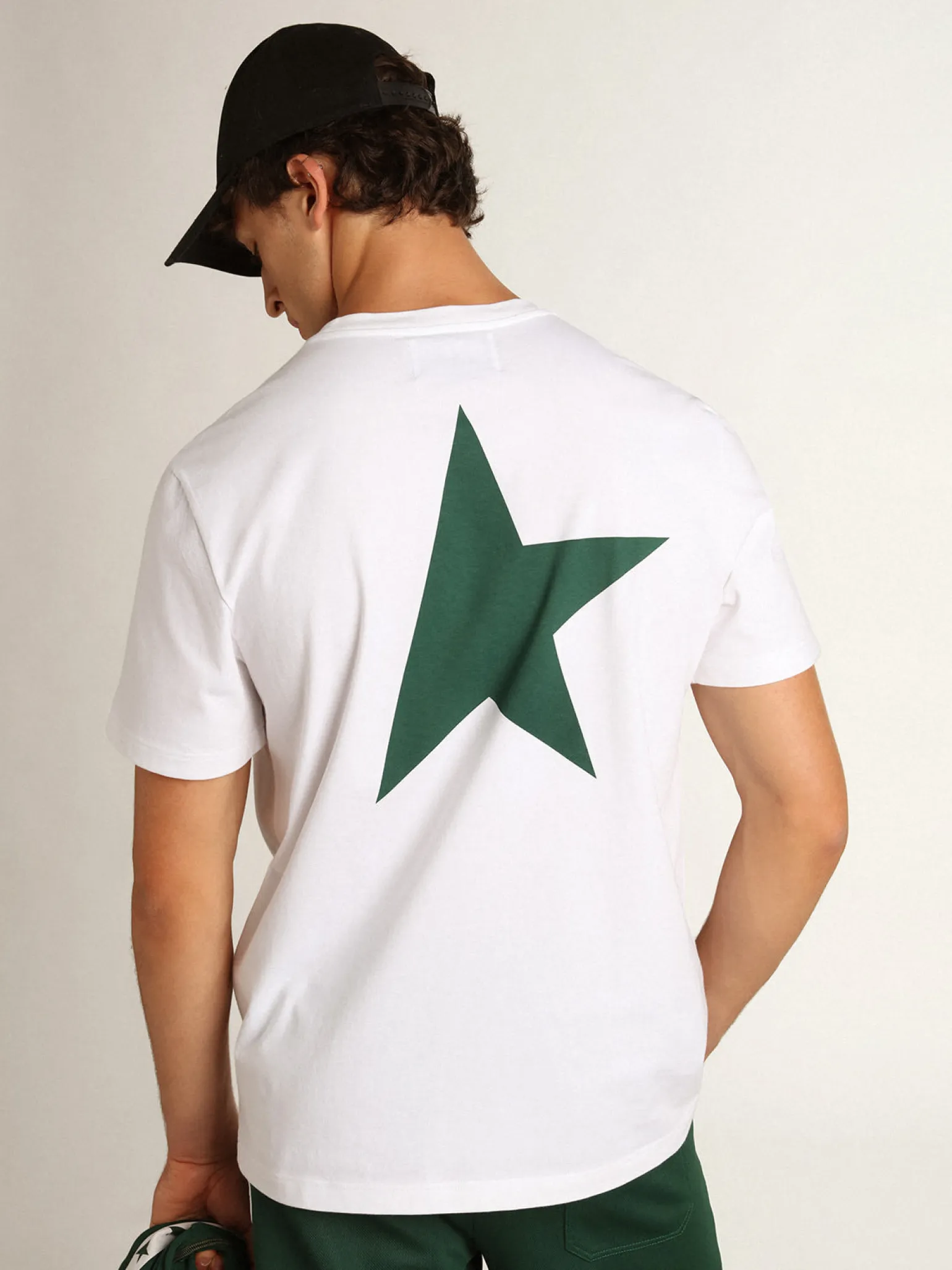 Store Camiseta masculina branca com logo e estrela verdes em contraste Camisetas