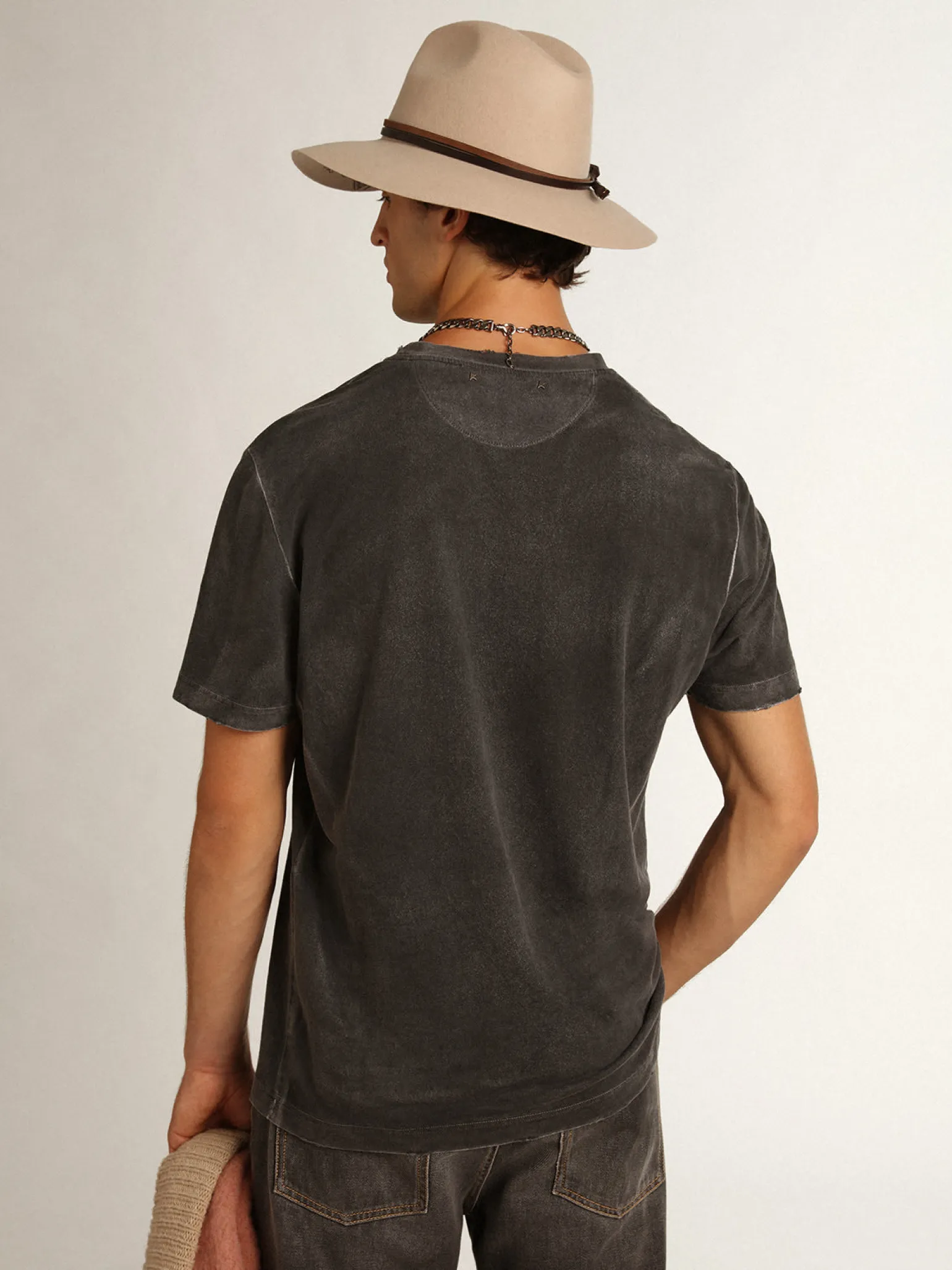 Discount Camiseta masculina cinza com efeito envelhecido com estampa na frente Camisetas