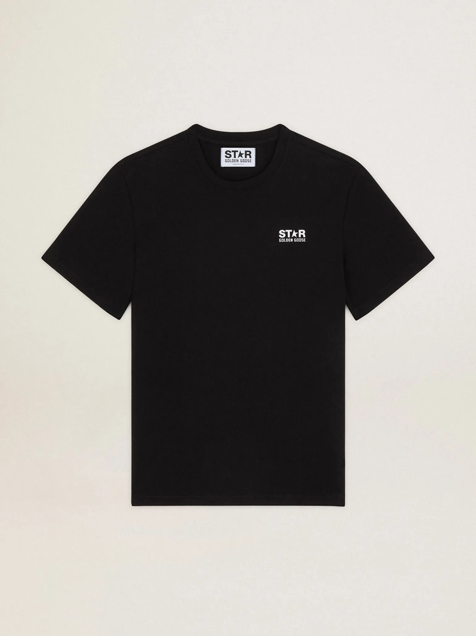 Shop Camiseta masculina preta com logo e estrela brancos em contraste Camisetas