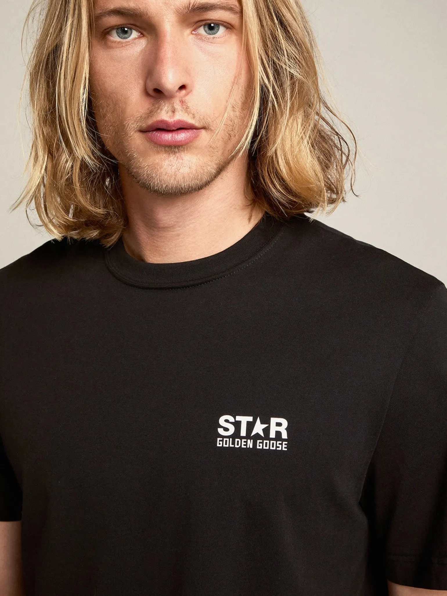 Shop Camiseta masculina preta com logo e estrela brancos em contraste Camisetas