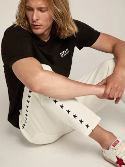 Shop Camiseta masculina preta com logo e estrela brancos em contraste Camisetas