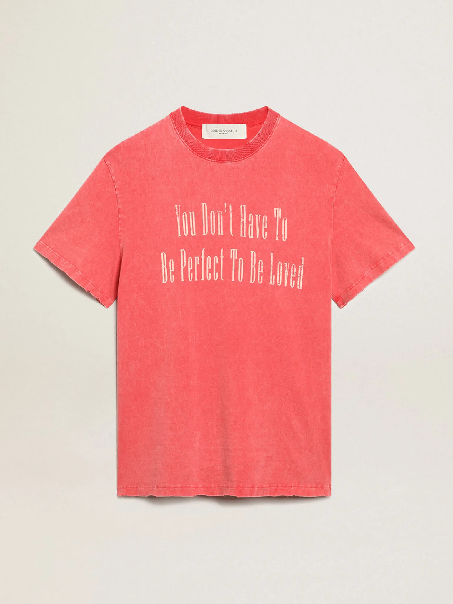 Shop Camiseta vermelha com escrita estampada na cor cru Camisetas