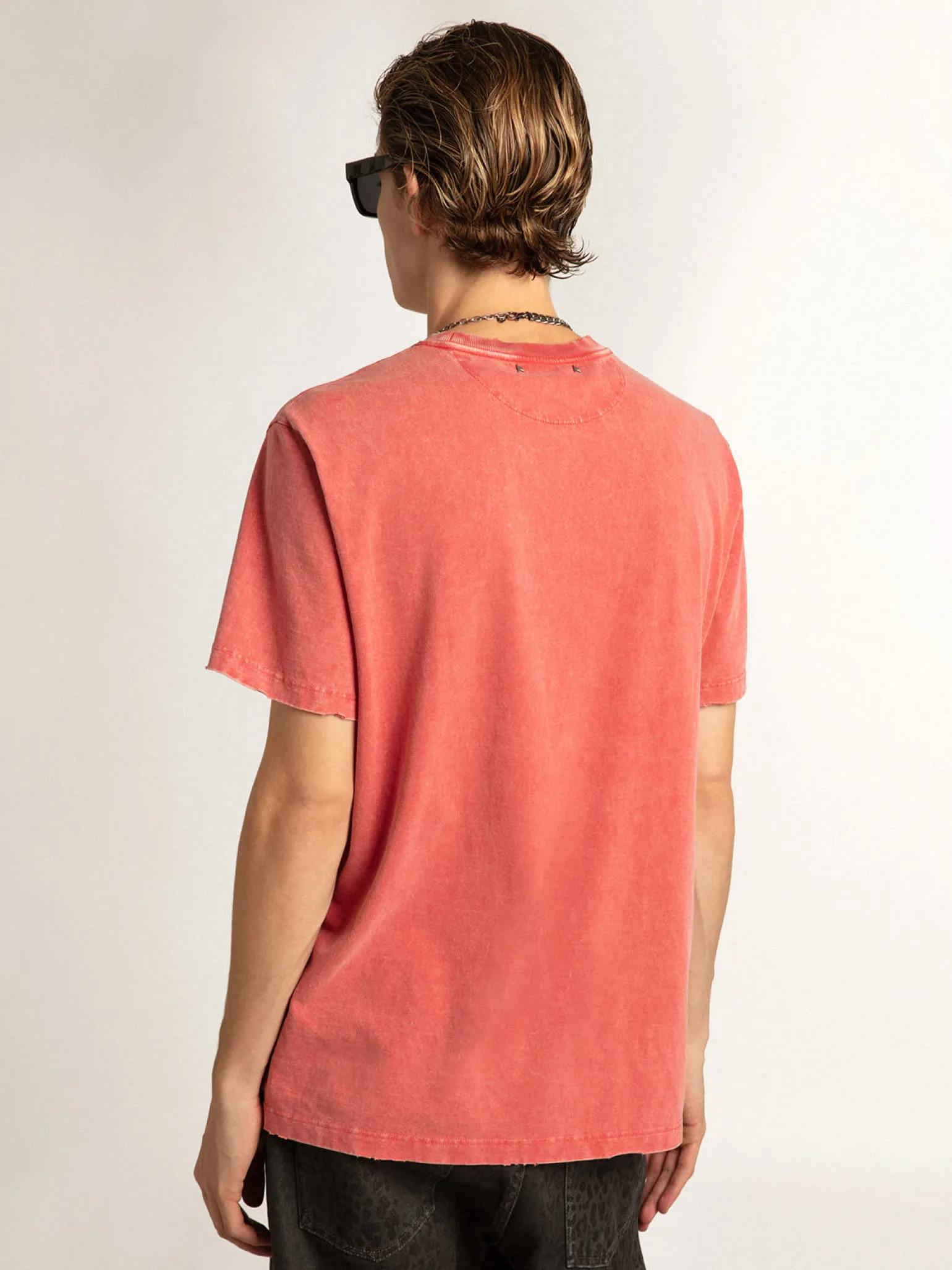 Shop Camiseta vermelha com escrita estampada na cor cru Camisetas