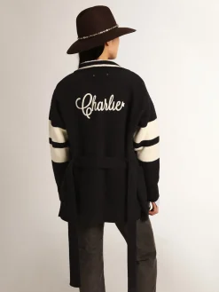Store Cardigã feminino azul com cinto e inscrição nas costas MULHER Malhas