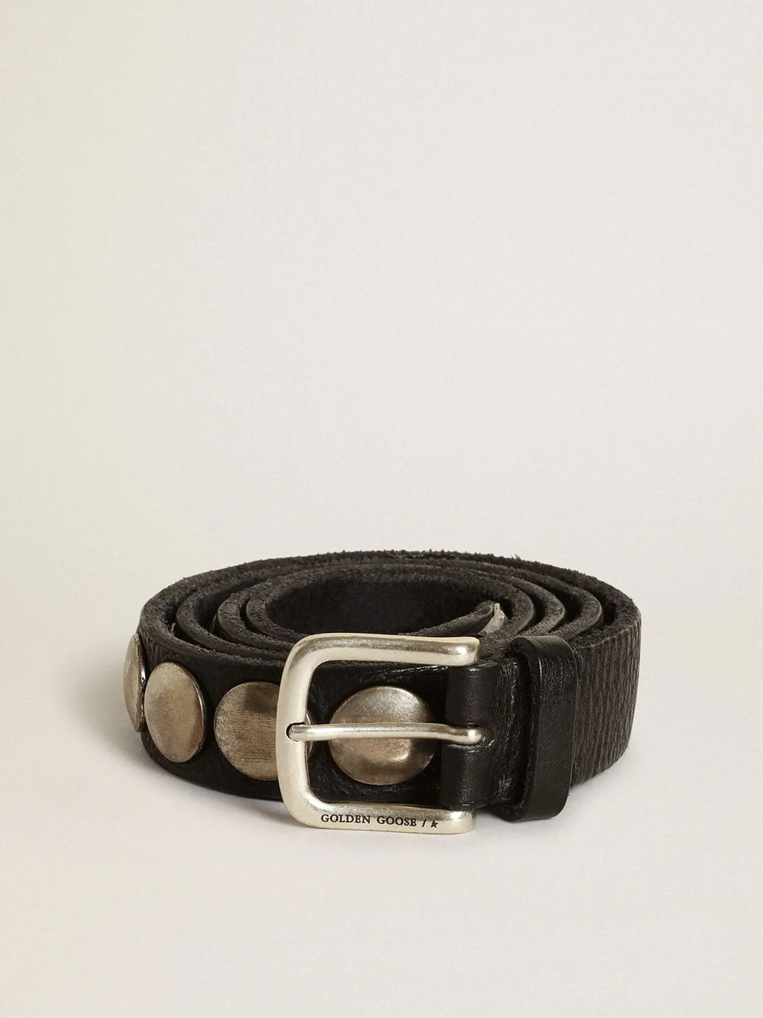 Outlet Cinto Trinidad preto de couro lavado com tachas Cintos