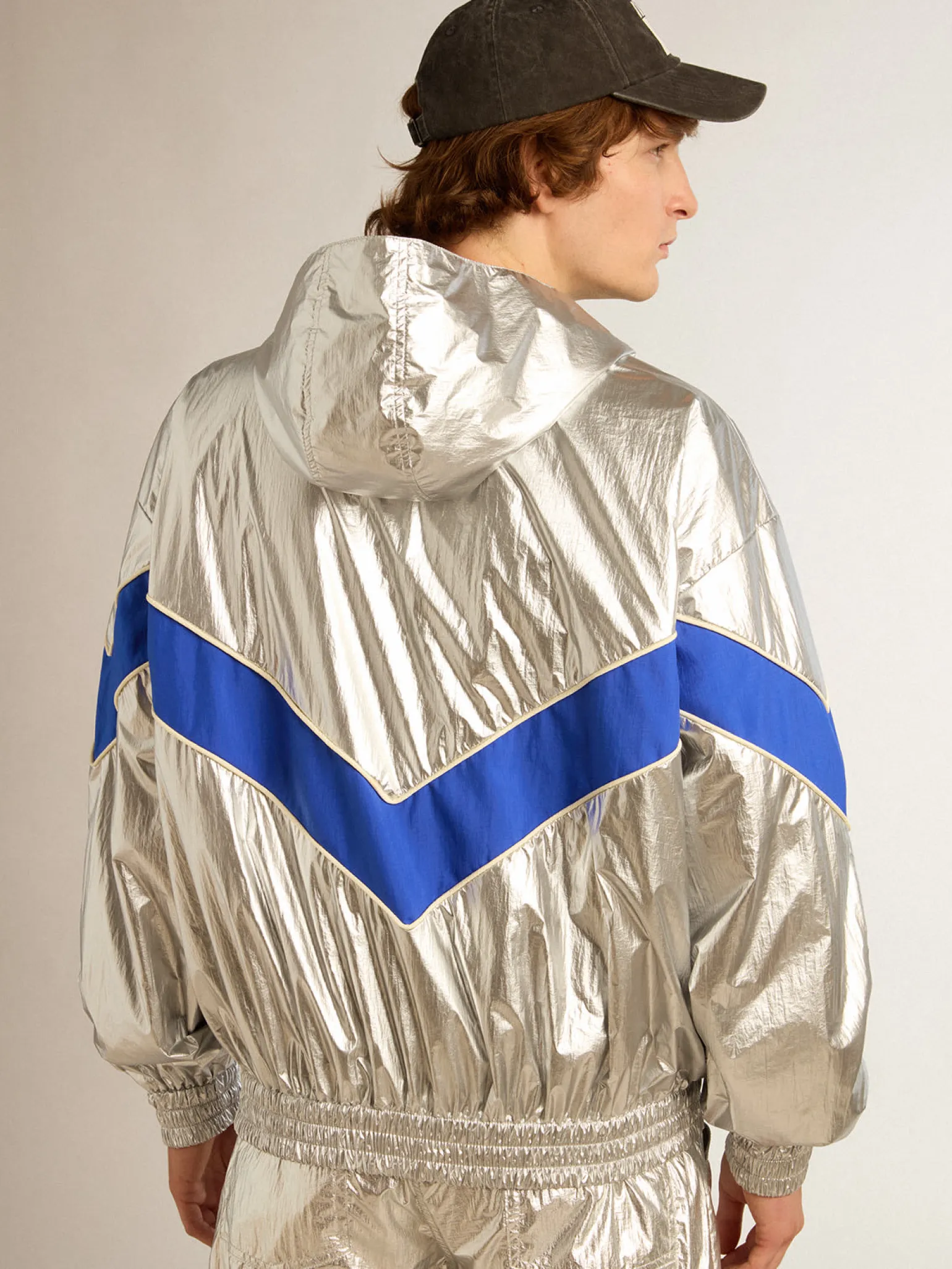 Shop Jaqueta corta-vento masculina de tecido técnico prateado Casacos e blusões