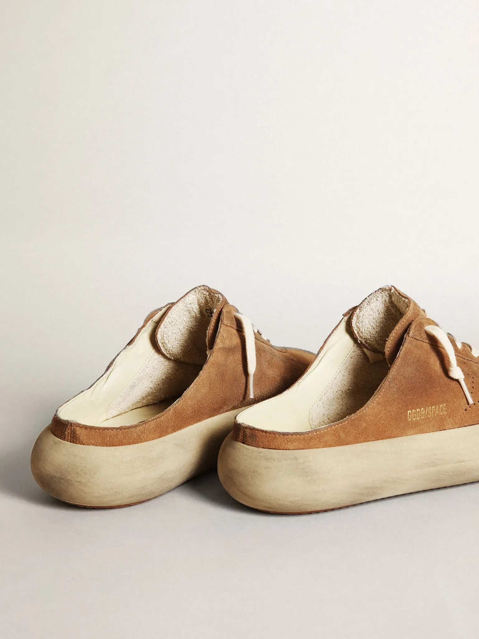 Sale Mule Space-Star Masculina de suede tabaco com estrela perfurada Space-Star