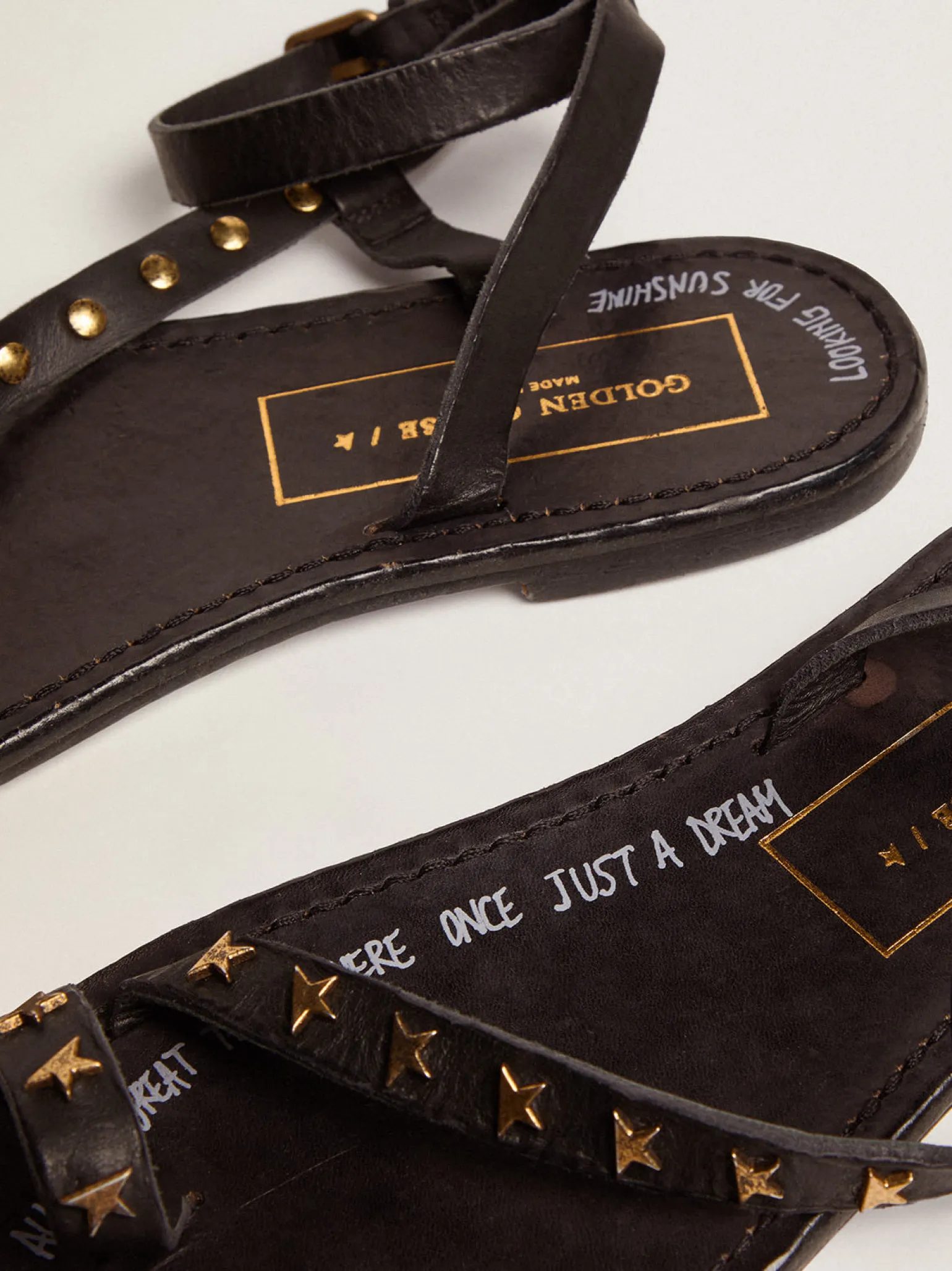 Outlet Sandália rasteira Feminina de couro preto com estrelas douradas MULHER Sapatos