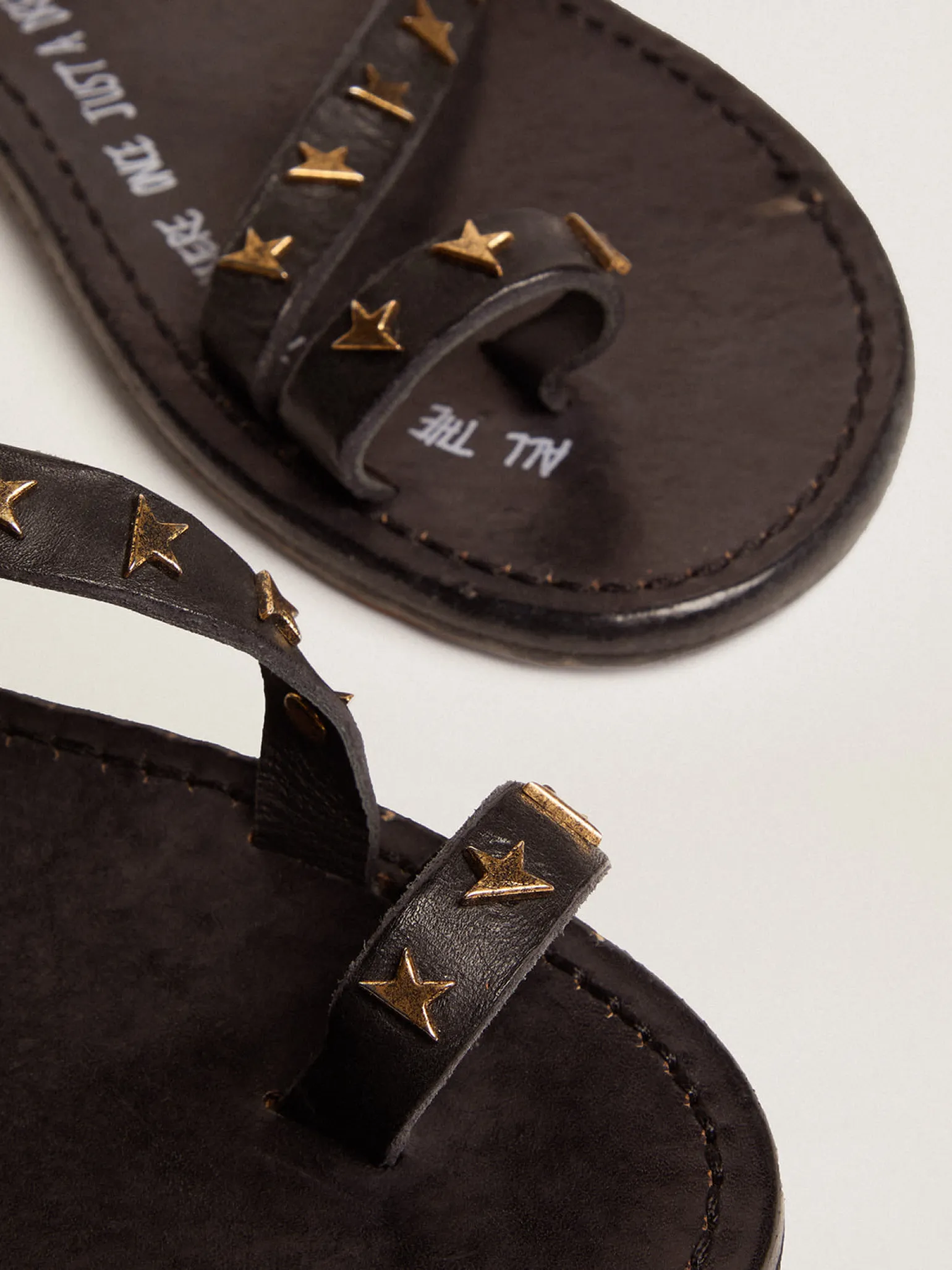 Outlet Sandália rasteira Feminina de couro preto com estrelas douradas MULHER Sapatos