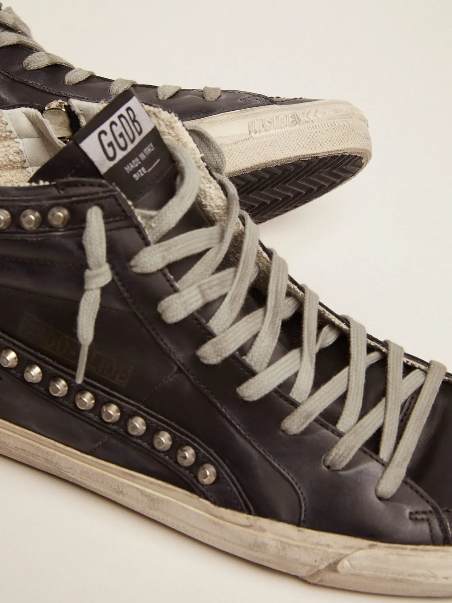 Hot Slide masculino preto com tachas aplicadas Slide