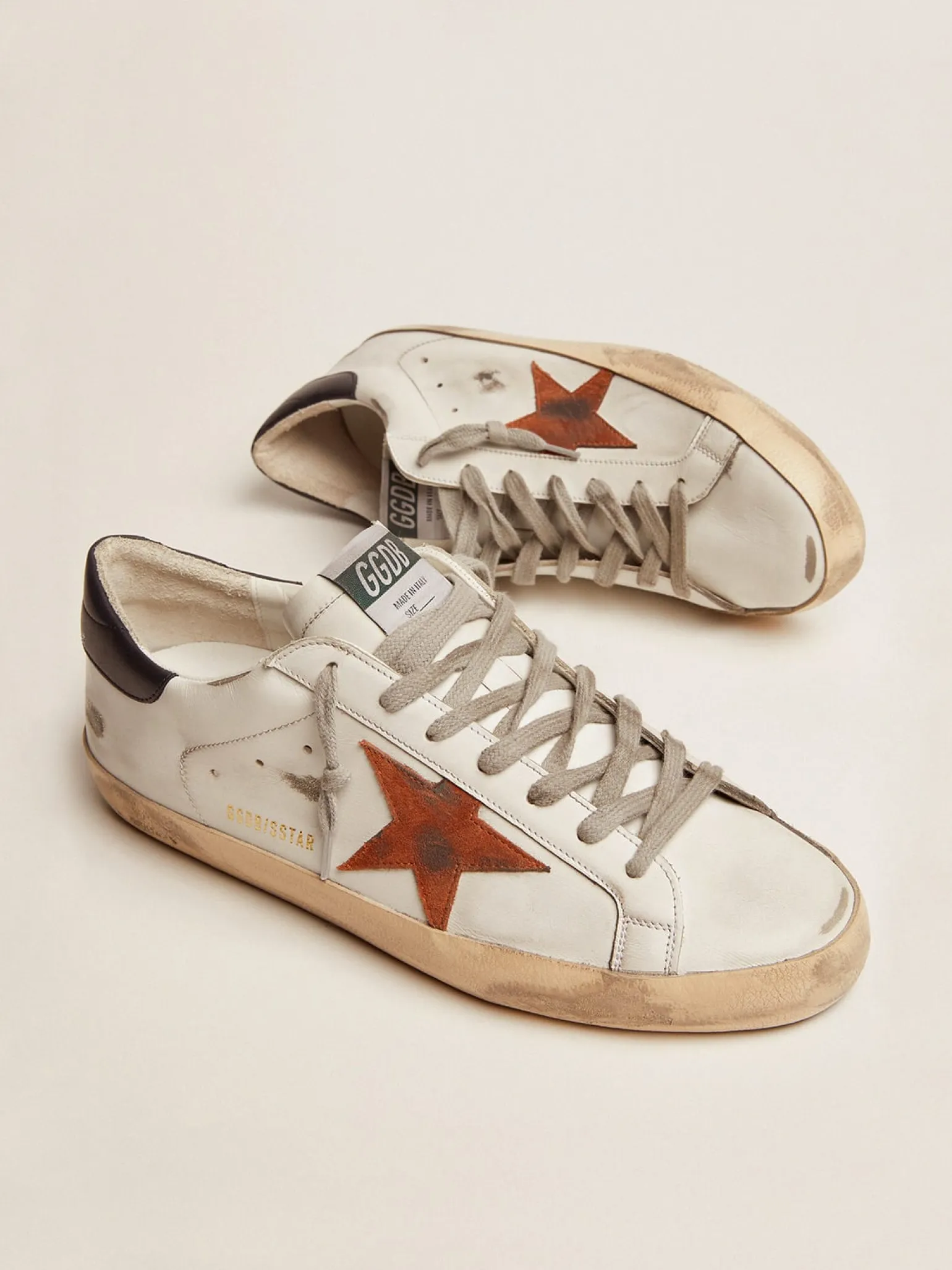 Shop Super-Star com estrela de suede laranja e talão de couro azul-escuro Super-Star