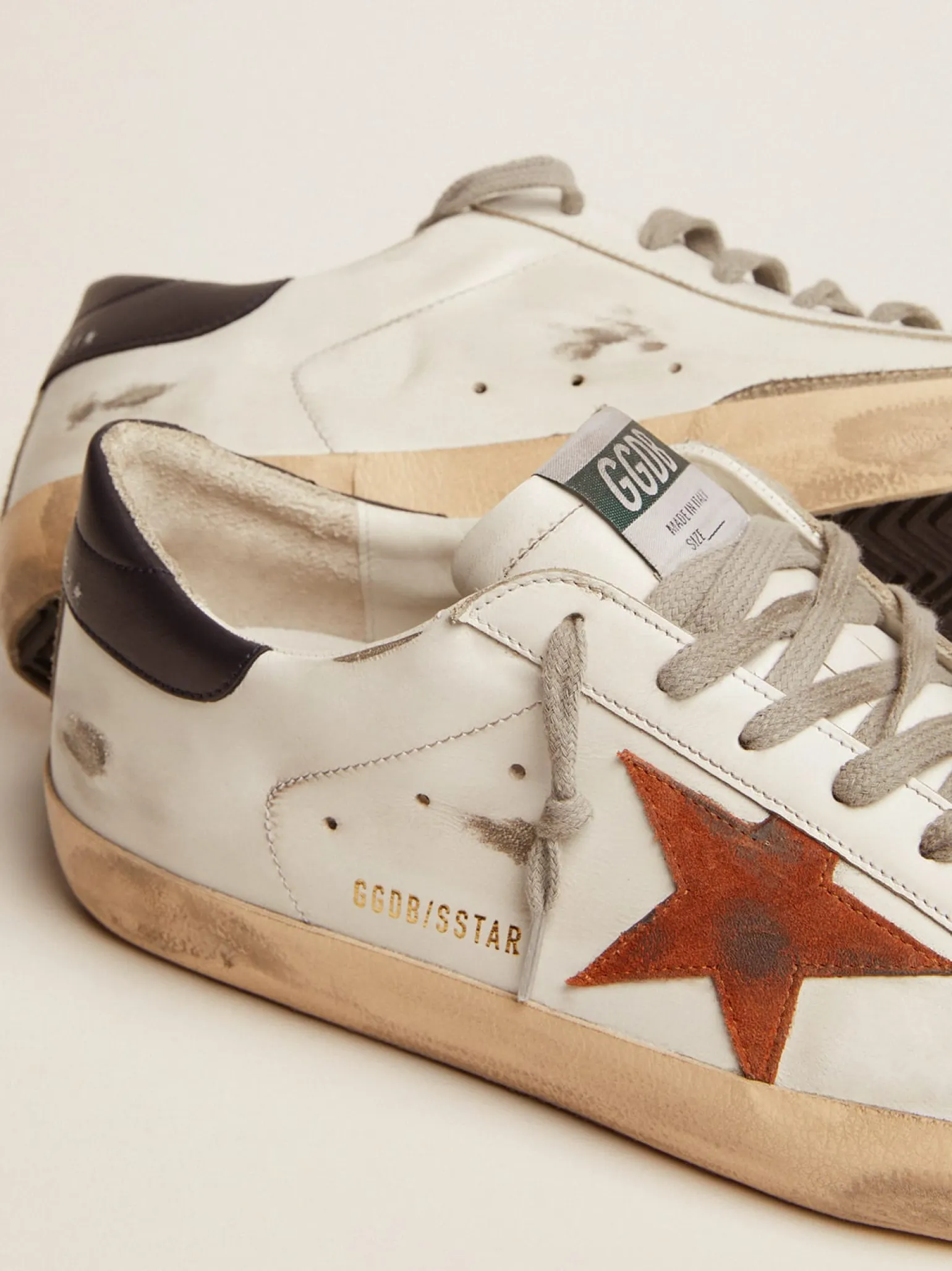 Shop Super-Star com estrela de suede laranja e talão de couro azul-escuro Super-Star