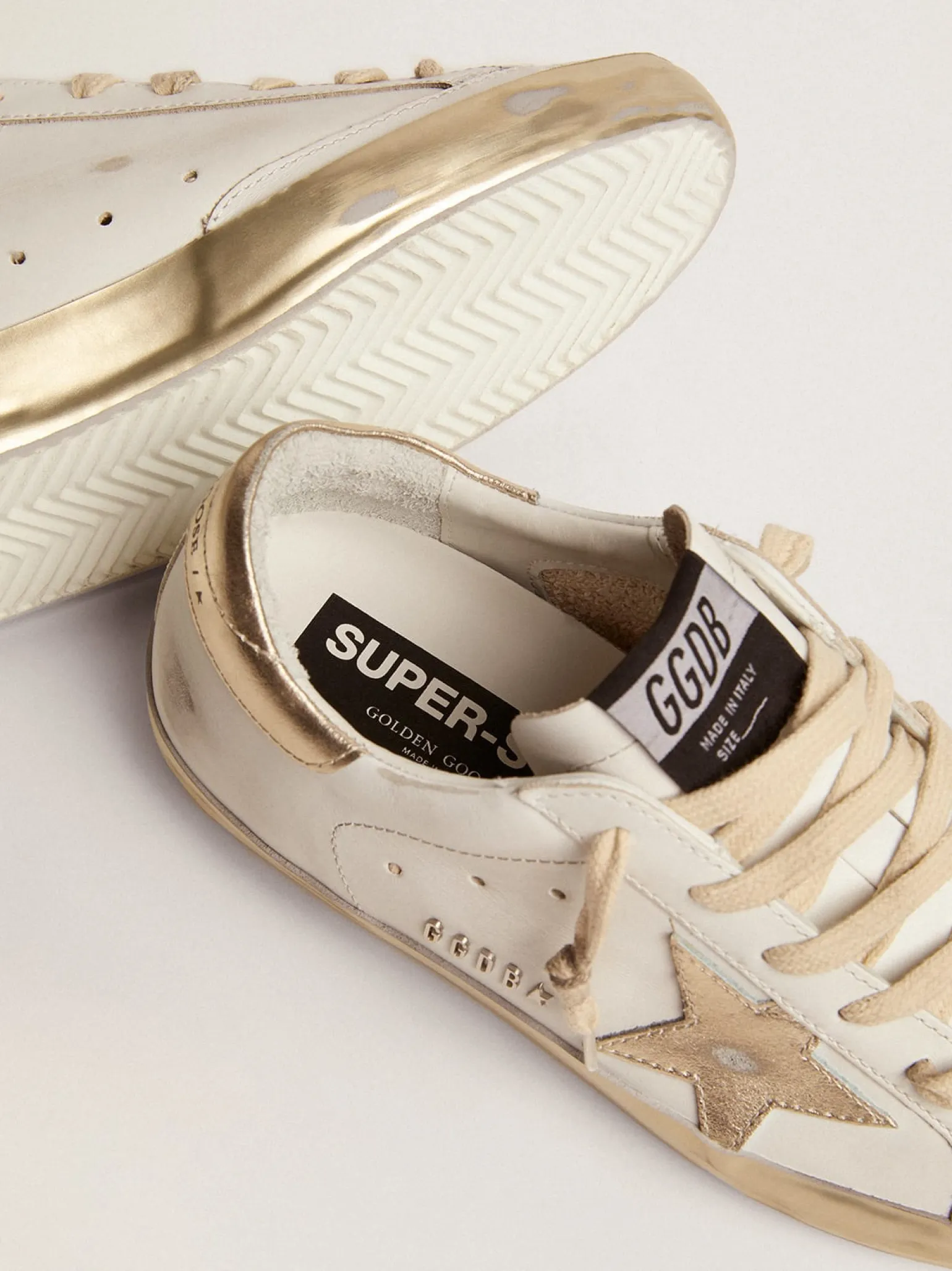 Online Super-Star feminino com reforço dourado brilhante e inscrições de metal MULHER Super-Star