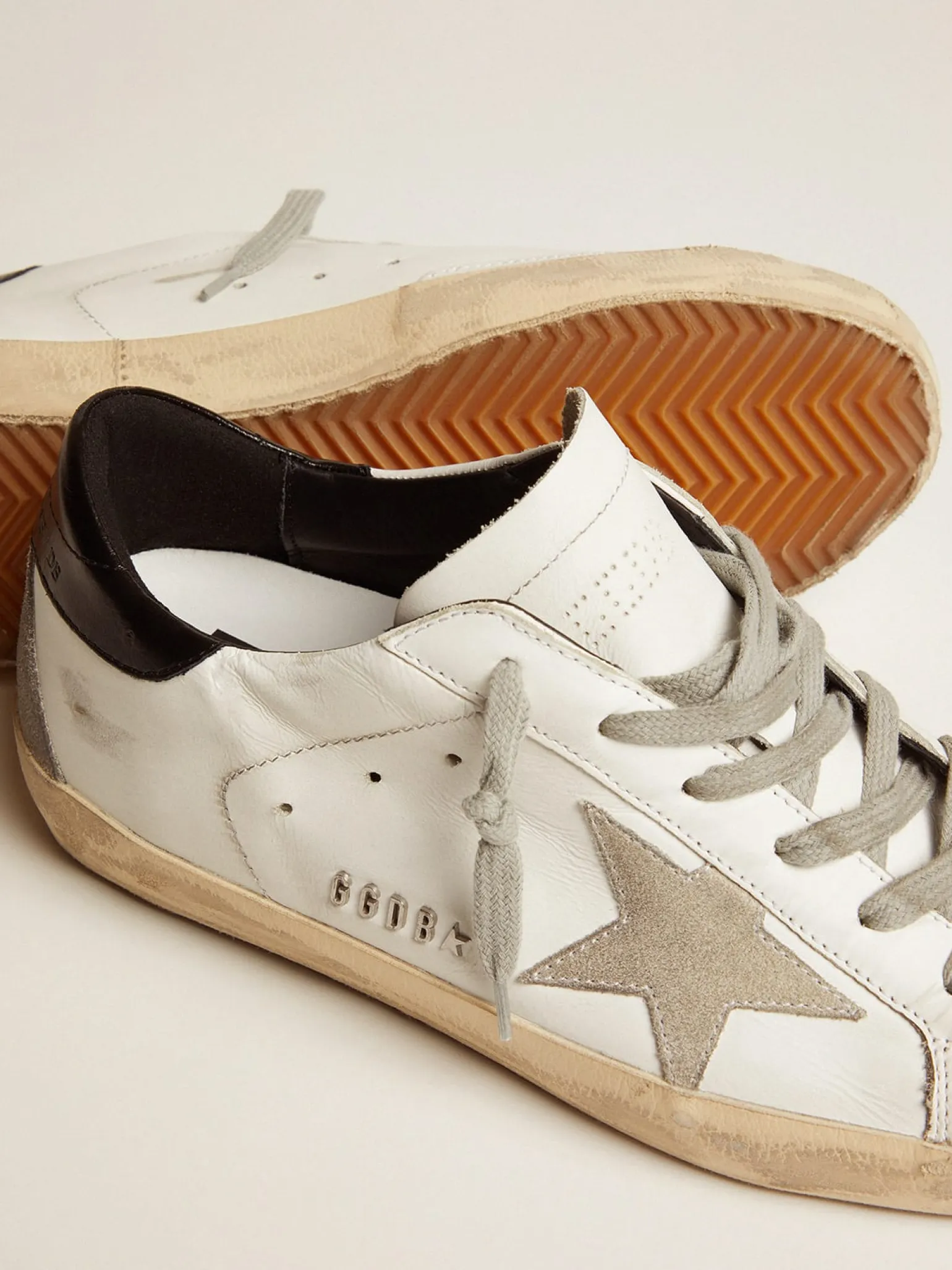 Cheap Super-Star feminino com talão preto e inscrições de metal MULHER Super-Star