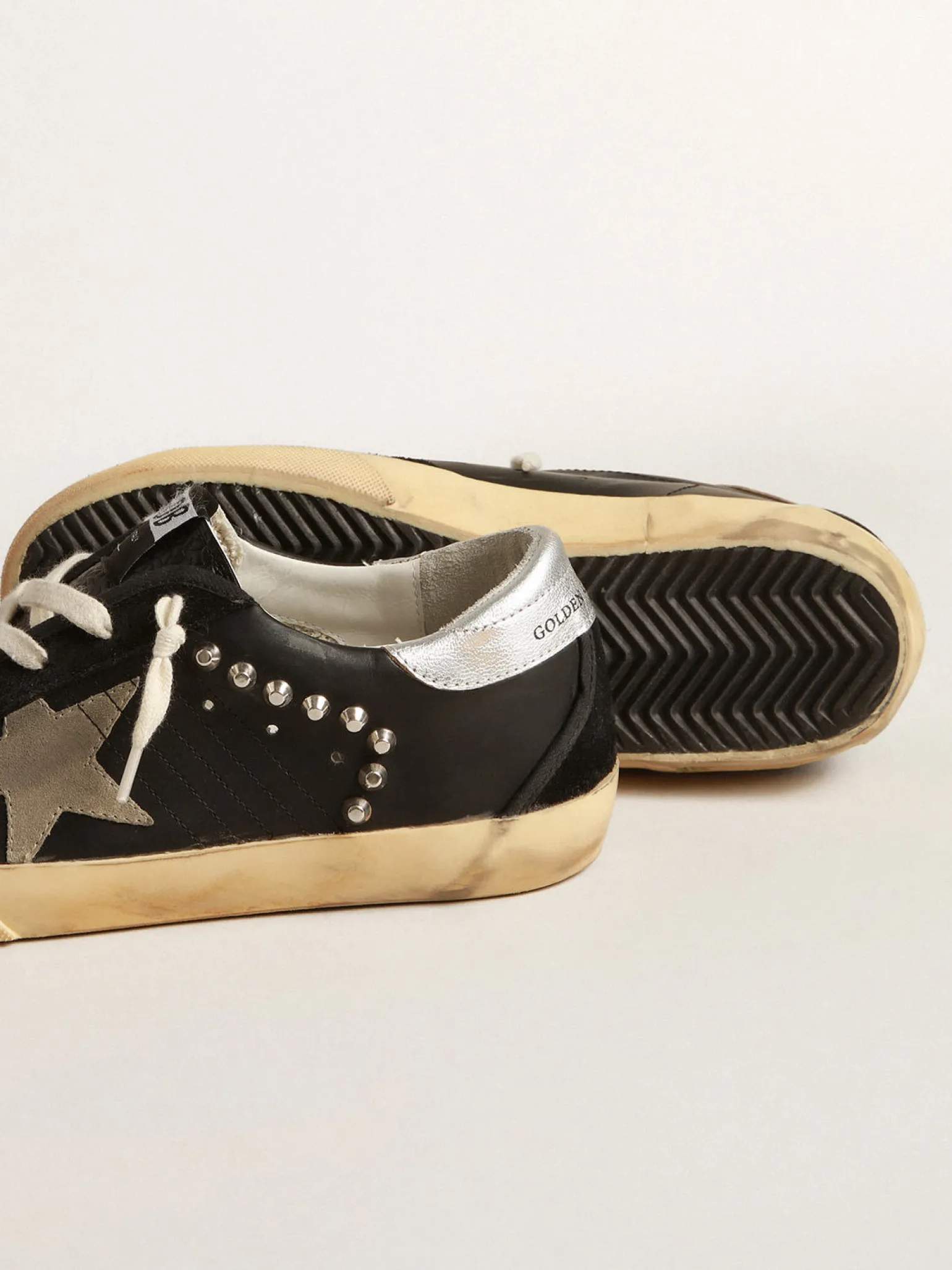 Sale Super-Star Masculino de couro e suede pretos com tachas prateadas Super-Star