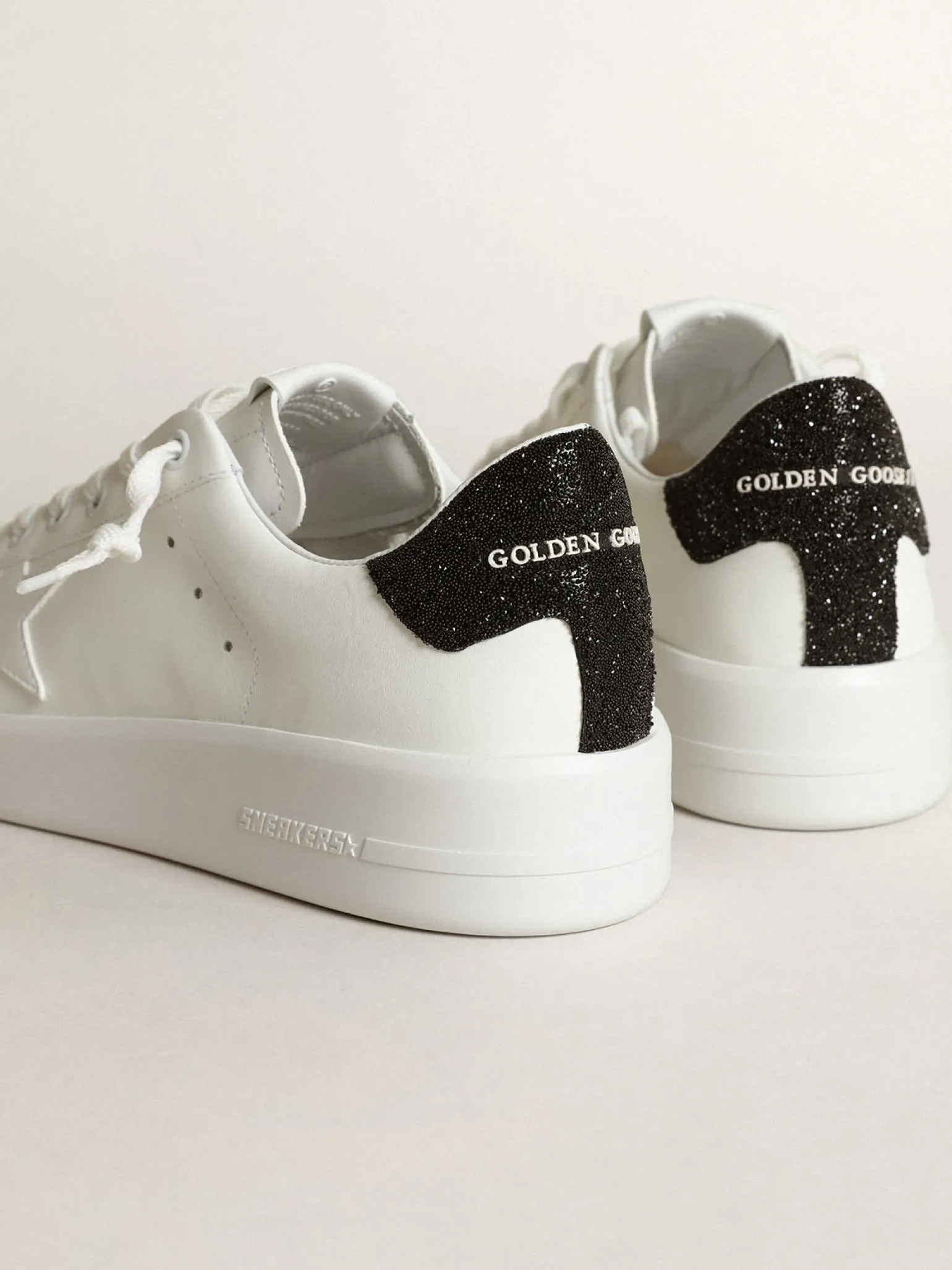 Shop Tênis Purestar de couro branco com estrela tom sobre tom e talão com cristais Swarovski pretos MULHER Purestar